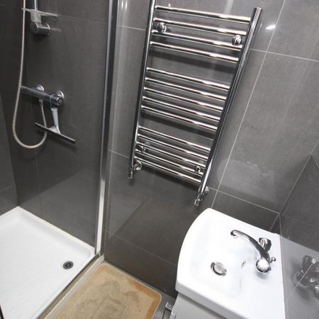 Brassie Avenue, East Acton, London, W3 7DF - Photo 4