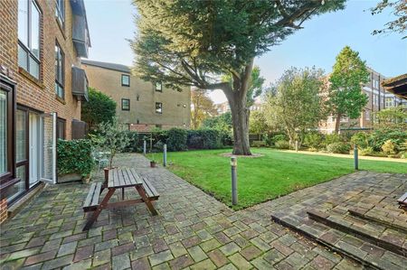 A stunning three bedroom ground floor apartment near Wimbledon Village. - Photo 4