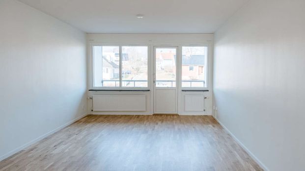 Om bostaden - Välkommen till en nyrenoverad lägenhet på Sloalyckan. Lägenheten är utrustad med moderna vitvaror såsom diskmaskin, tvättmaskin och torktumlare. Köket är renoverat i en öppen planlösning med stilrena grå toner. Badrum och hall är renoverade och utrustade med ny inredning. Innerdörrar i sovrummet är bytta och samtliga rum är ommålade i vit kulör. Fiber finns indraget i lägenheten. I hyran ingår varmhyra, vilket omfattar uppvärmning och varmvatten. Även ett grundutbud av tv-kanaler samt sophantering ingår. Endast hushållsel tillkommer. Rökfritt boende gäller för alla kontrakt tecknade från och med 2025-01-01. - Foto 1