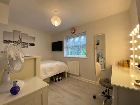 4 bedroom House in Hallbrooke Gardens, Bracknell - Photo 3