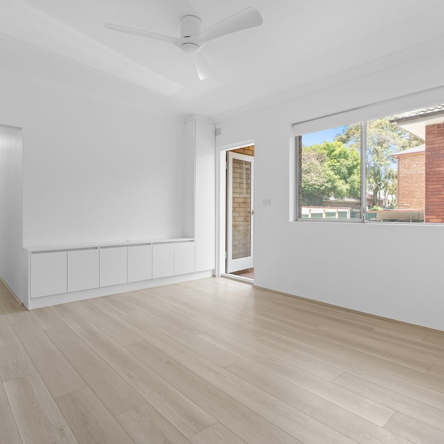 Renovated Top floor Apartment - Photo 1