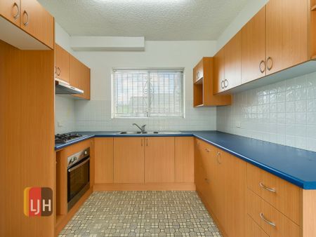 BIG, BREEZY 2 BEDROOM UNIT IN SUPER HANDY LOCATION ! - Photo 5