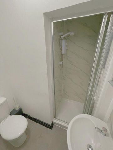 1 bedroom in a house share to rent - Photo 5