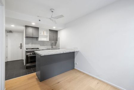 Stylish One Bedroom plus study - Photo 3