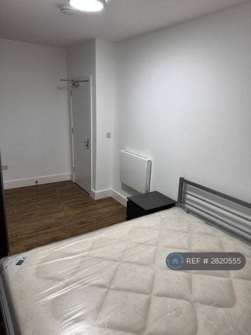 3 bedroom flat to rent - Photo 4