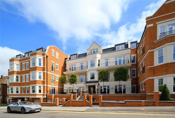 Situated in an impressive building, this exceptionally stylish apartment has been finished to a very high specification throughout. - Photo 1