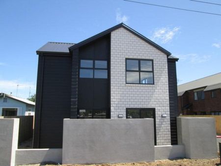 Stylish Townhouse - Photo 3