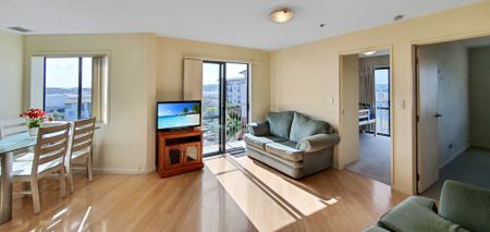 NEW LYNN - 2 Bedroom Apartment with 1 Carpark - Photo 2