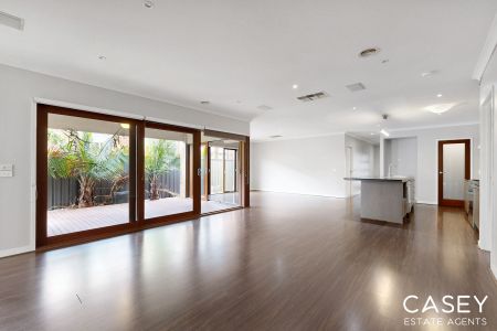 112 Selandra Boulevard, Clyde North - Photo 2