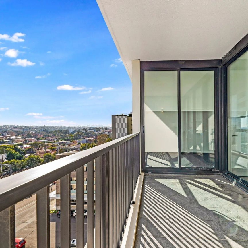 BRIGHT & SPACIOUS 1 BEDROOM APARTMENT WITH CITY VIEWS - Photo 1