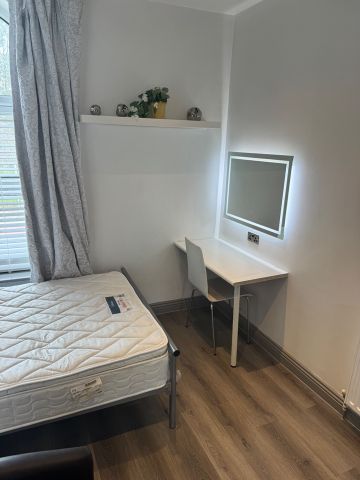 Room in a Shared Flat, Ardwick Green South, M13 - Photo 2