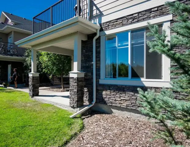 Contemporary Townhouse - 2Bed & 2Bath, 900sqft - Wentworth | 5 - 51 West Coach Manor SW, Calgary - Photo 1