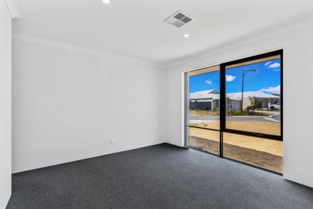 Spacious and Stylish 4-Bedroom Home Close to Shops, Schools and Parks - Photo 4