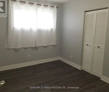 1033 CENTRE STREET N - Photo 3