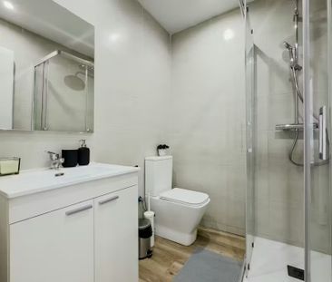 Carrer de l'Antiga Travessera, L'Hospitalet de Llobregat, Catalonia... - Photo 6