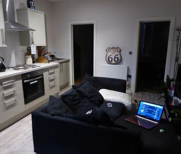 Available 2 Bed Flat - Ground Floor - Photo 3