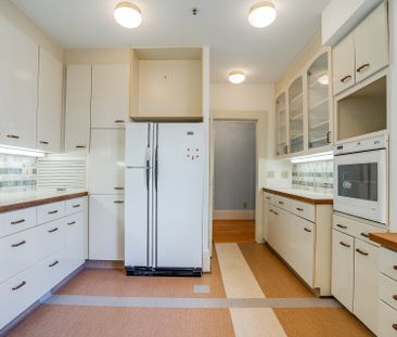OCEAN FRONT HISTORIC APARTMENT! - Photo 1