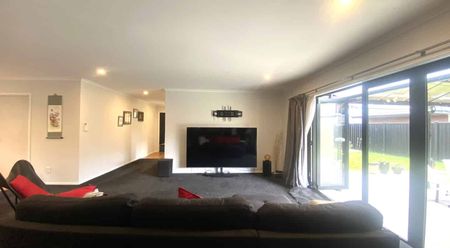 Homely, Hearty and Handsome - Photo 4