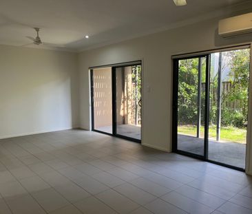 SPACIOUS TOWNHOUSE LOCATED IN WAKERLEY - Photo 2