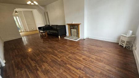 4 bedroom semi-detached house to rent - Photo 2