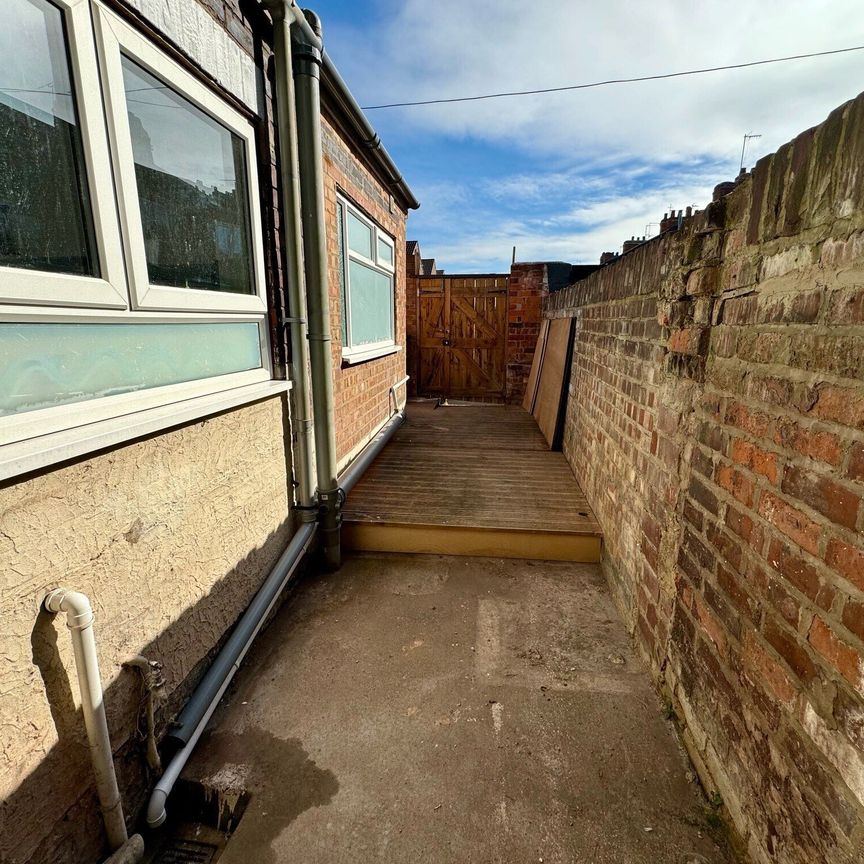 Chanterlands Avenue, Hull - Photo 1