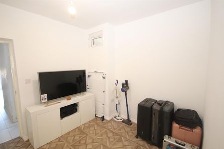 1 bedroom Flat to let - Photo 2