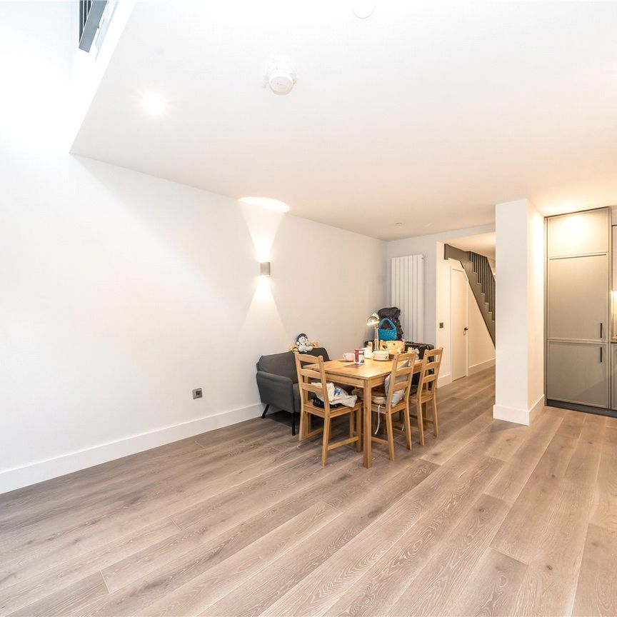 Windsor Square, Royal Arsenal Riverside, London, SE18 6HS - Photo 1