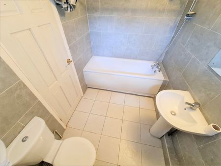 1 Bed Flat, Royston Gardens, IG1 - Photo 4