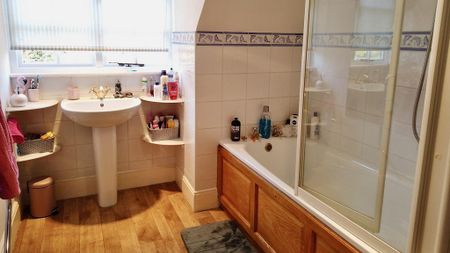 2 bedroom character property to rent - Photo 5