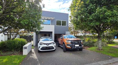 Spacious 3-Bed, 2.5 bath home with Double Garage - Photo 4