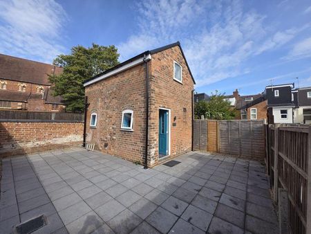 1 bedroom coach house to rent - Photo 2