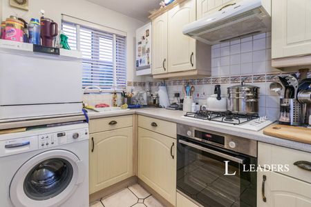 2 bedroom terraced to rent Manor Crescent, Manor Park, Epsom, KT19 - Photo 5