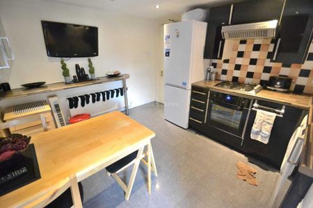 1 bedroom in a house share to rent - Photo 5