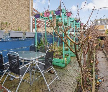 2 bedroom end of terrace house to rent - Photo 2