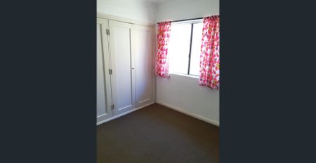 Well positioned 2 bedroom apartment - Photo 3