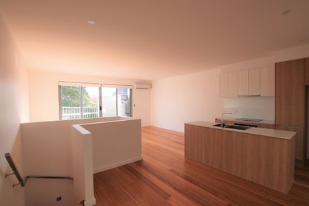 Stunning 2 bedroom townhouse in highly sought after location - Photo 2
