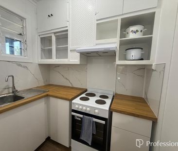 Spacious 3-Bedroom Home with Generous Backyard in Sunshine North - Photo 5