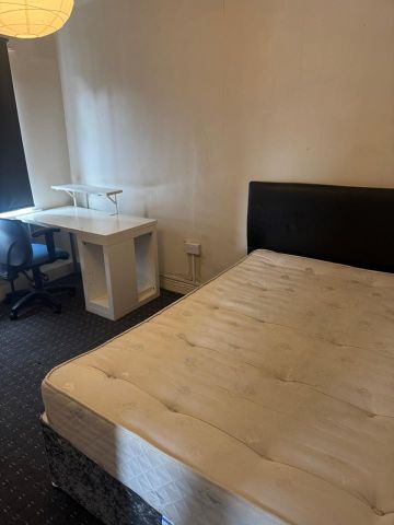 Room in a Shared House, St James Court, LS9 - Photo 2