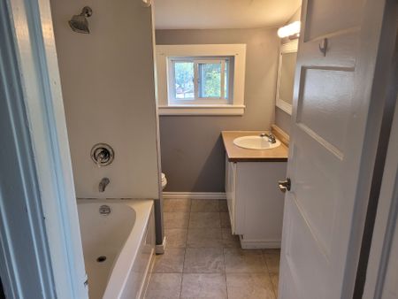 For Lease - 227 Nottawasaga Street Unit# 2, Orillia, Ontario - Photo 4