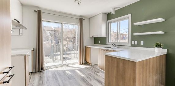 SAINTE-THÉRÈSE 4 1/2 **SUPERBE LOGEMENT COMPLÈTEMENT RÉNOVÉ ET BIEN SITUÉ!** - Photo 2