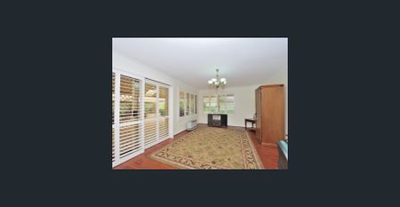 Stylish Family Home! - Photo 3