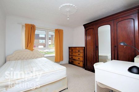 3 bedroom flat to rent - Photo 4