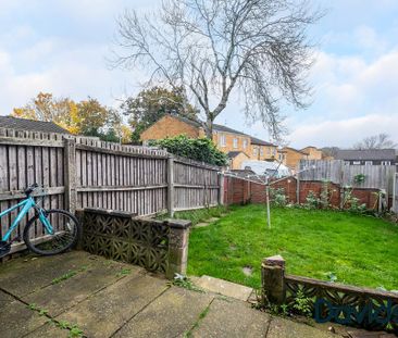 3 bedroom end of terrace house to rent - Photo 1