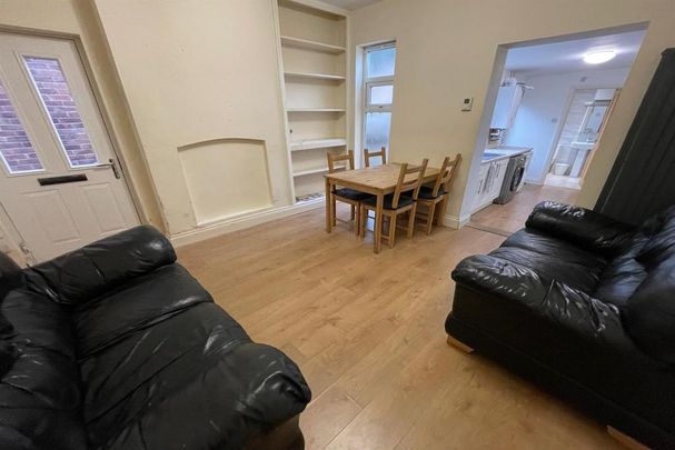 4 bedroom end of terrace house to rent - Photo 1