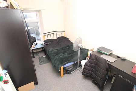 Flat For Rent 1 Stow Hill, Pontypridd - Photo 3