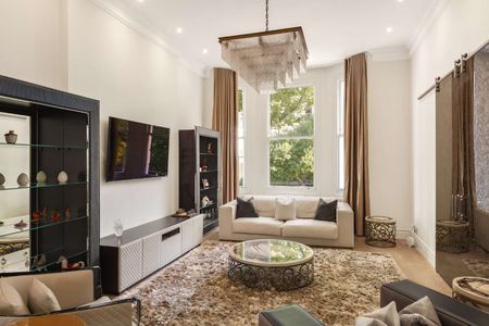 Exceptional Freehold Family Residence with Private Garden and Balcony Overlooking Prestigious Garden Square - Photo 3