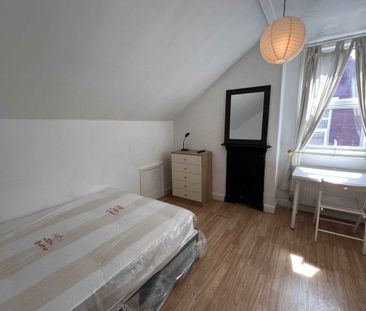 6 Bedroom Student Houses Leeds - Photo 3