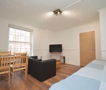1 bedroom in a flat share to rent - Photo 2