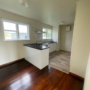 Levin - 3 Bedrooms - Photo 2