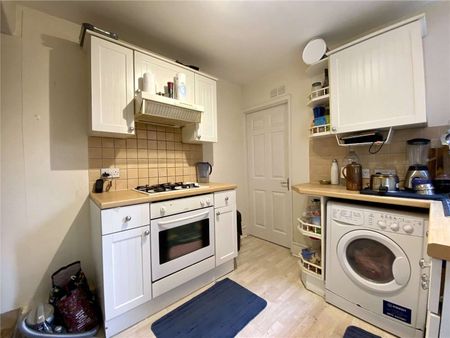 A ground floor one bedroom apartment to rent, approximate 1 mile of Reading Town Centre & Station. Offering a reception area, kitchen, bathroom, double bedroom and a rear garden. - Photo 2